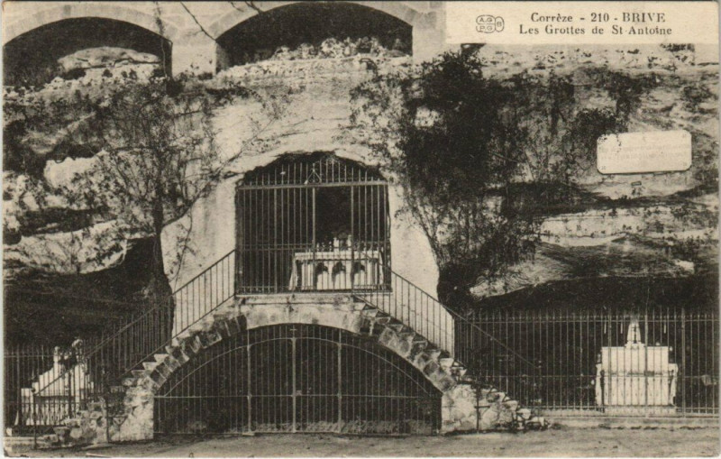 Carte postale ancienne Brive - Les Grottes de Saint-Antoine