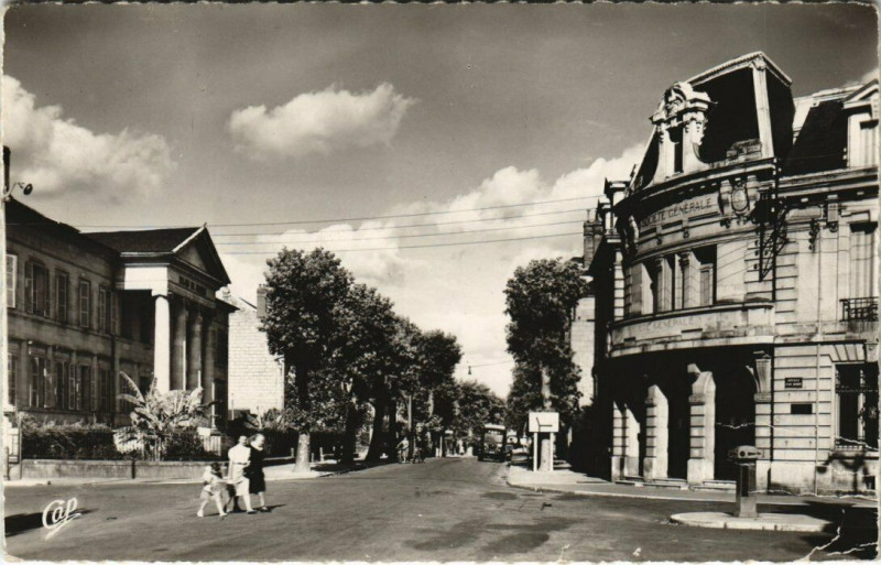 Carte postale ancienne Brive - Le Boulevard
