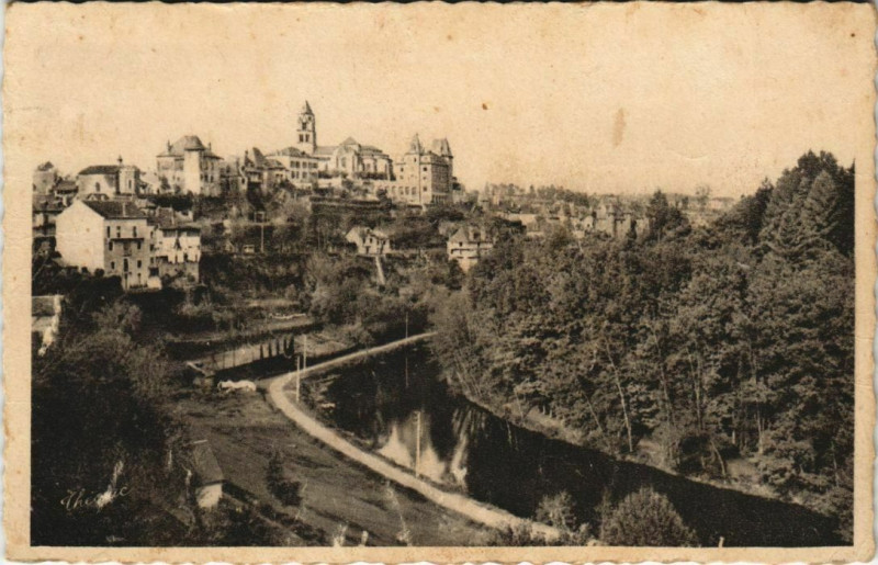 Carte postale ancienne Uzerche La Vezere au pied du vieux Chateau France à Uzerche