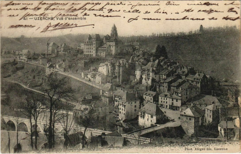 Carte postale ancienne Uzerche Vue d'ensemble France à Uzerche