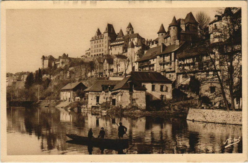 Carte postale ancienne Uzerche Chateaux historiques France à Uzerche