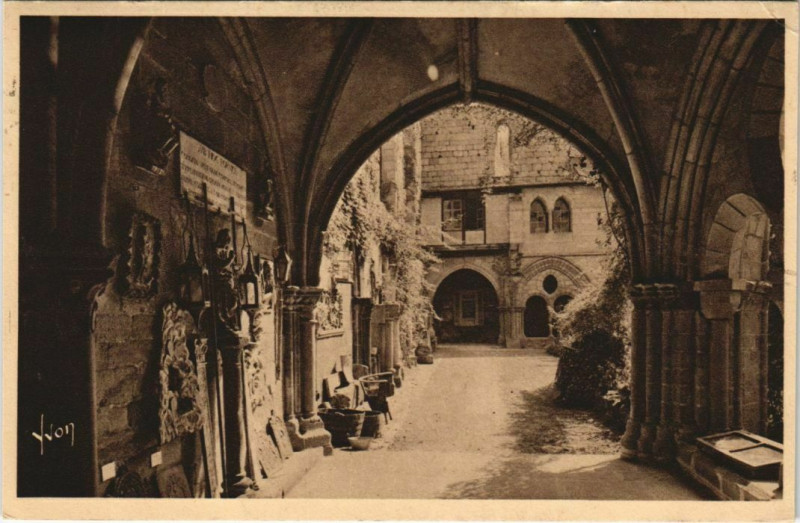 Carte postale ancienne Tulle Cloitre du XIIIe siecle. Le musee France à Tulle