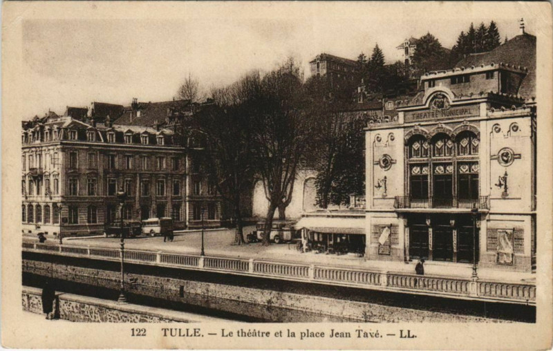 Carte postale ancienne Tulle Le Theatre et la place Jean Tave France à Tulle