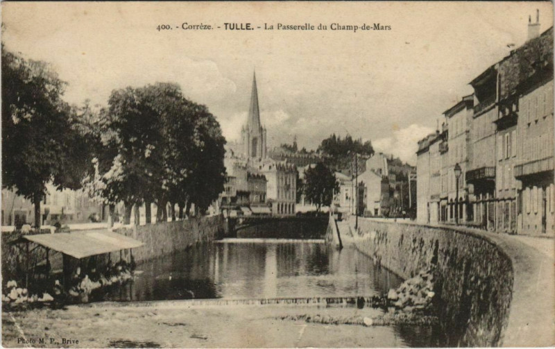 Carte postale ancienne Tulle La Passerelle du Champ de Mars France à Tulle