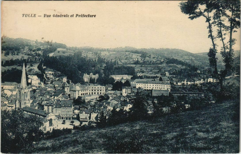 Carte postale ancienne Tulle Vue Generale et Prefecture France à Tulle