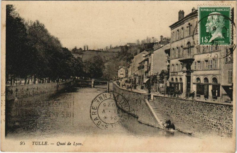 Carte postale ancienne Tulle Quai de Lyon France à Tulle