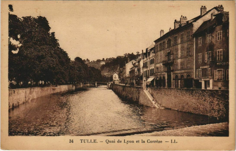 Carte postale ancienne Tulle Quai de Lyon et la Correze France à Tulle
