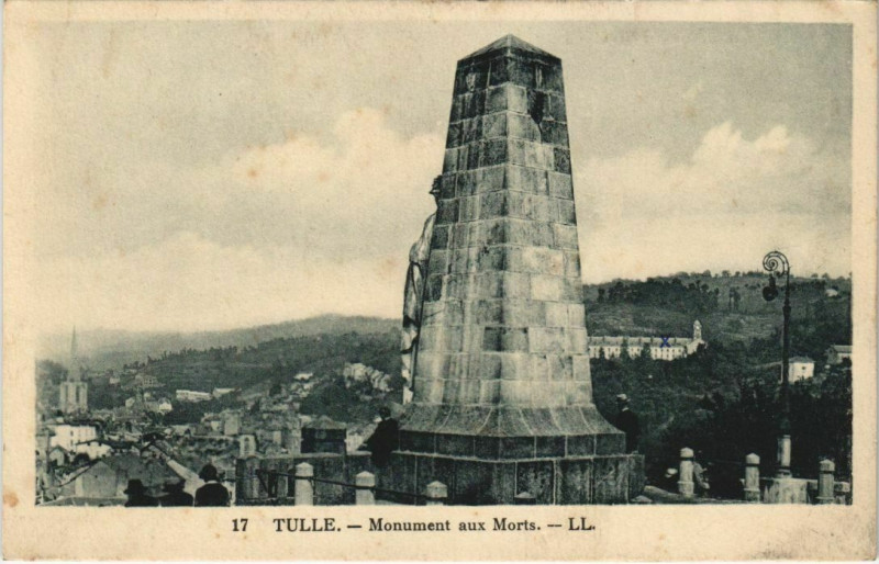 Carte postale ancienne Tulle Monument aux Morts France à Tulle