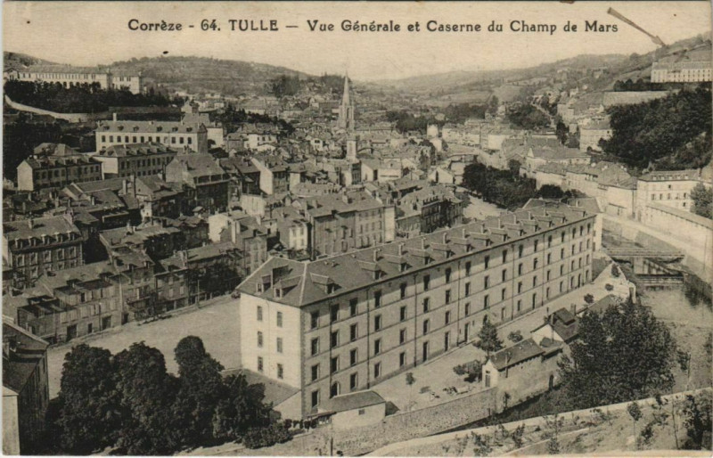 Carte postale ancienne Tulle Vue Generale et Caserne du Champ de Mars France à Tulle