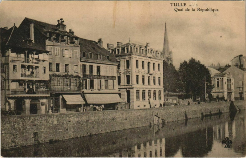 Carte postale ancienne Tulle Quai de la Republique France à Tulle