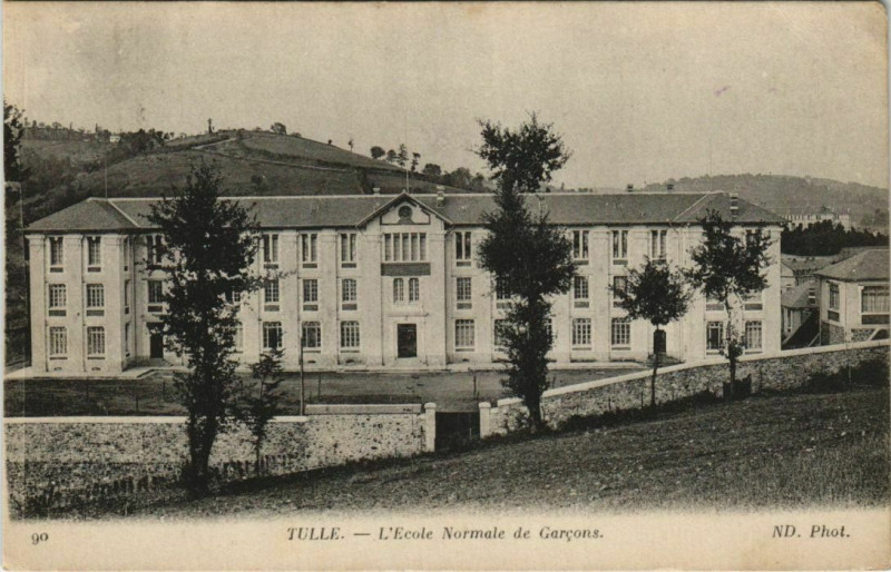Carte postale ancienne Tulle L'Ecole Normale de Garcons France à Tulle