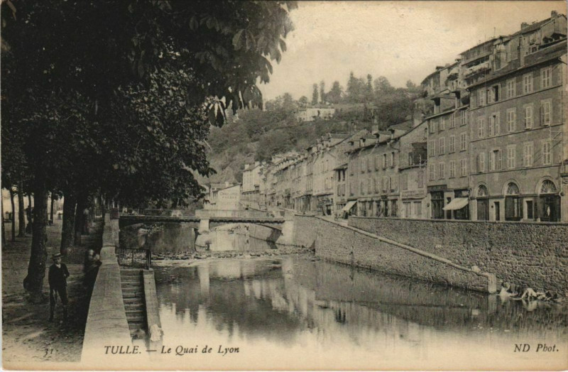 Carte postale ancienne Tulle Le Quai de Lyon France à Tulle