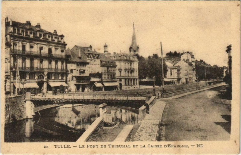 Carte postale ancienne Tulle Le Pont du Tribunal et la Caisse d'Epargne France à Tulle
