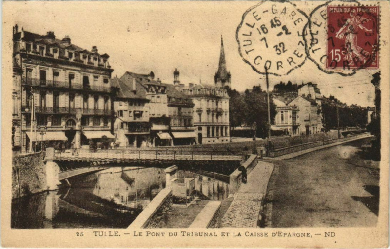 Carte postale ancienne Tulle Le Pont du Tribunal et la Caisse d'Epargne France à Tulle