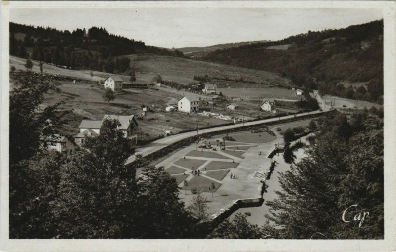 Carte postale ancienne Tulle Vue Generale s le Stade et la Baignade France à Tulle