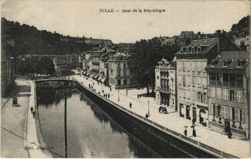 Carte postale ancienne Tulle Quai de la Republique France à Tulle