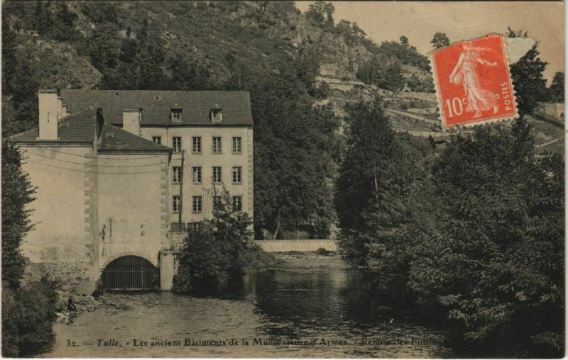 Carte postale ancienne Tulle Les anciens Batiments France à Tulle