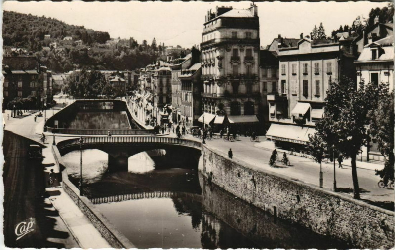 Carte postale ancienne Tulle Les Quais France à Tulle