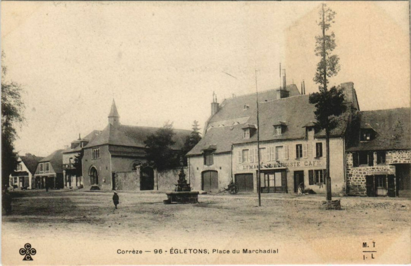 Carte postale ancienne Egletons Place du Marchadial France à Égletons