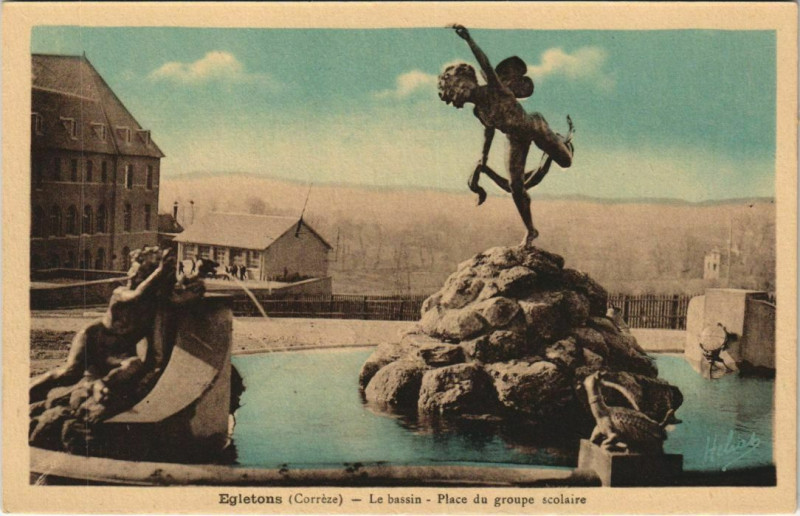 Carte postale ancienne Egletons Le bassin. Place du groupe scolaire France à Égletons