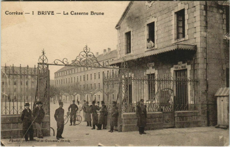 Carte postale ancienne Brive La Caserne Brune France