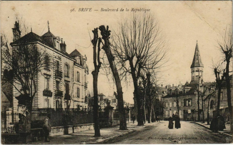 Carte postale ancienne Brive Boulevard de la Republique France