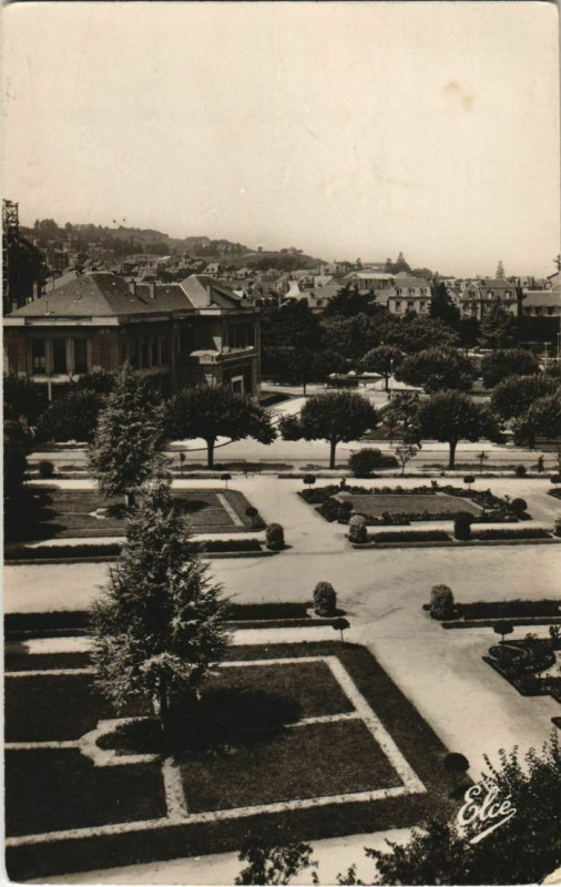 Carte postale ancienne Brive Le jardin Public au fond la Poste France au Jardin