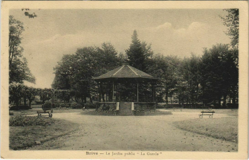 Carte postale ancienne Brive Le Jardin public La Guerle France au Jardin