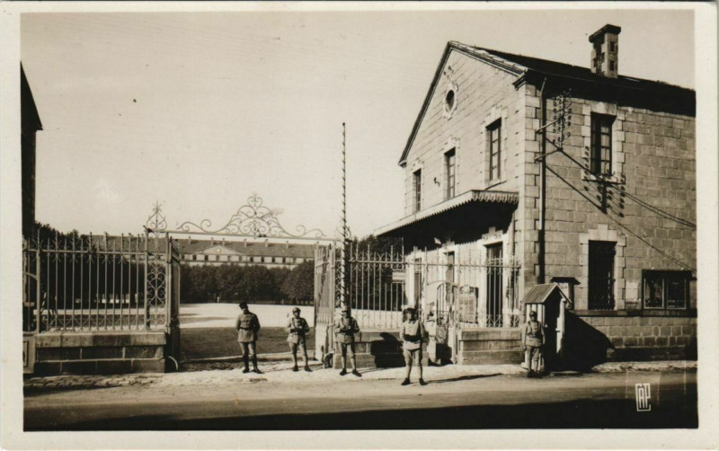 Carte postale ancienne Brive La Caserne France