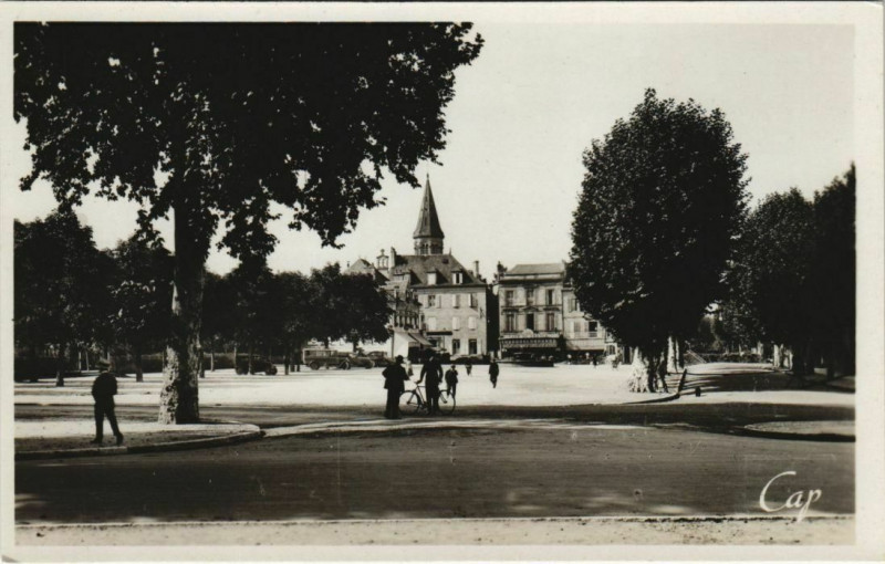 Carte postale ancienne Brive La Place Thiers France