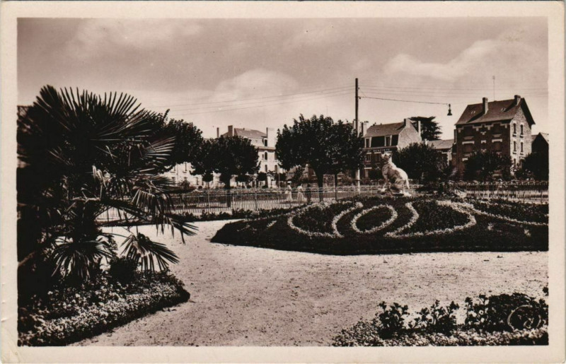 Carte postale ancienne Brive Le Square Cartier France