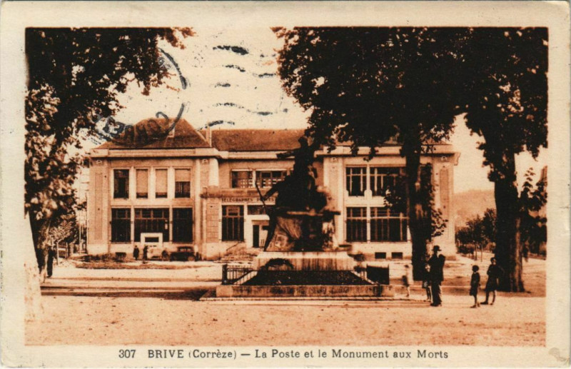 Carte postale ancienne Brive La Poste et le Monument aux Morts France