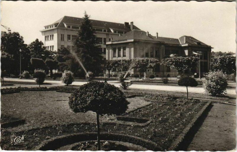 Carte postale ancienne Brive La Poste et les Jardins France
