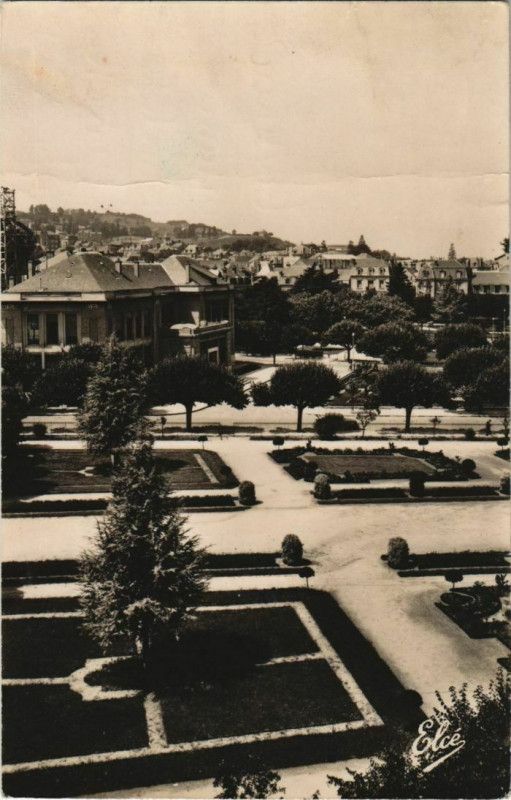Carte postale ancienne Brive Le Jardin Public France au Jardin
