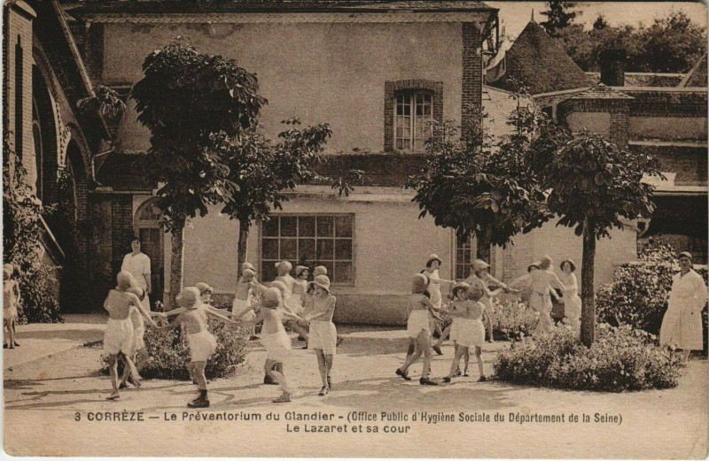 Carte postale ancienne Préventorium du Glandier Le Lazaret et sa cour
