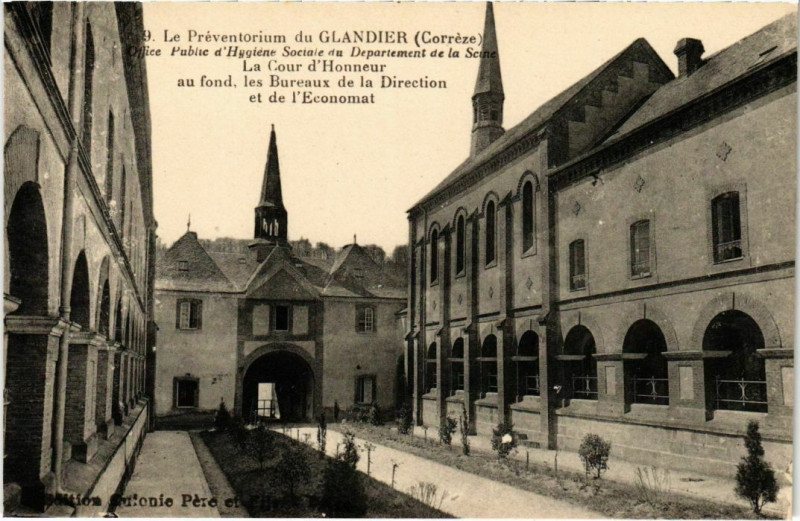 Carte postale ancienne Le Preventorium du Glandier - La Cour d'Honneur