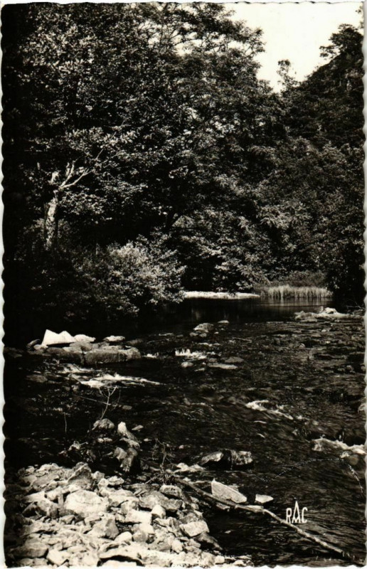Carte postale ancienne Environs d'Eygurande - Paysage sur le Chavanon à Eygurande