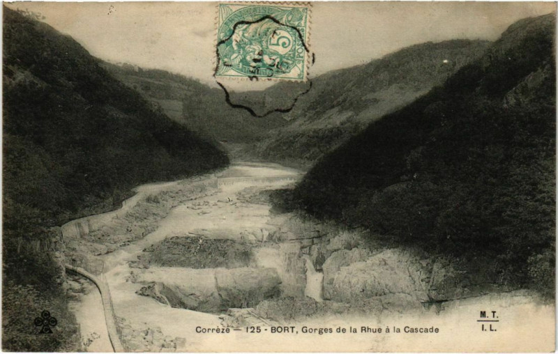 Carte postale ancienne Bort - Gorges de la Rhue a la Cascade