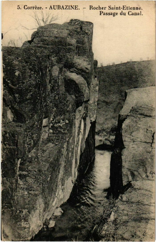 Carte postale ancienne Aubazine - Rocher Saint-Etienne - Passage du Canal