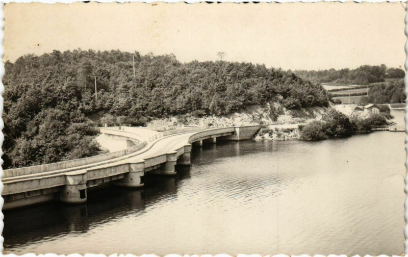 Carte postale ancienne Neuvic-d'Ussel - Le Barrage des Plaines à Neuvic