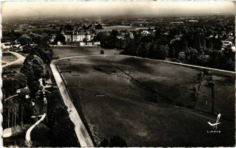 Carte postale ancienne Pompadour - Le Champ de Courses - Au fond le Chateau