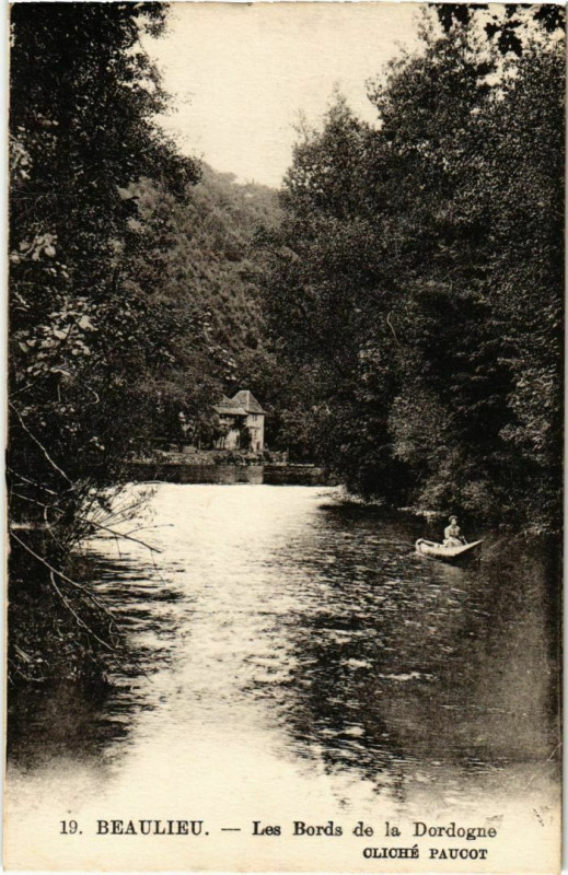 Carte postale ancienne Beaulieu - Les Bords de la Dordogne
