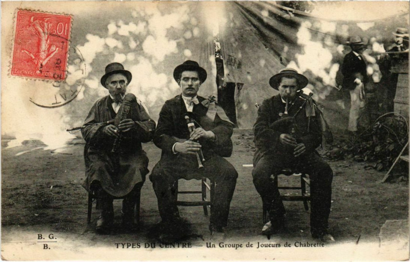 Carte postale ancienne Types du Centre - Un Groupe de Joueurs de Chabrette - Folklore
