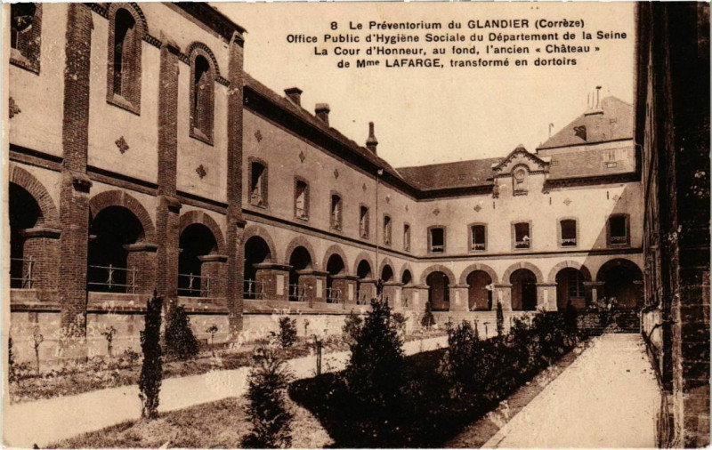 Carte postale ancienne Le Preventorium du Glandier - La Cour d'Honneur