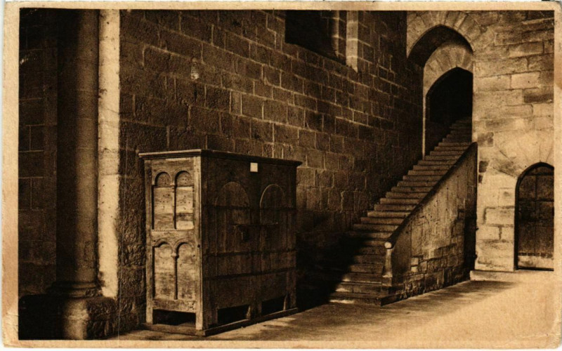 Carte postale ancienne Obazine - Eglise Abbatiale - Armoire