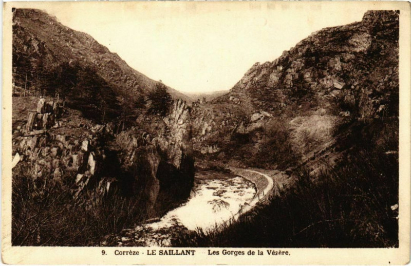 Carte postale ancienne Le Saillant - Les Gorges de la Vezere