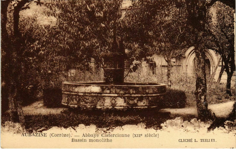 Carte postale ancienne Aubazine - Abbaye Cistercienne - Bassin Monolithe