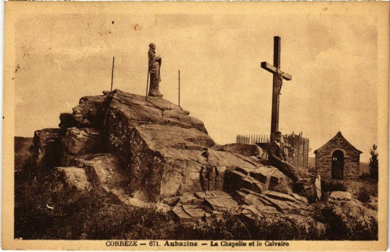 Carte postale ancienne Aubazine - La Chapelle et le Calvaire