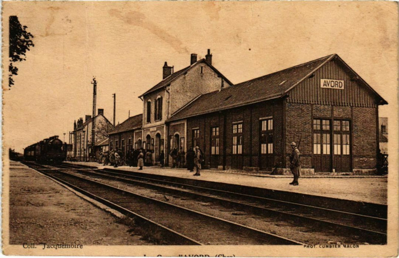 Carte postale ancienne Avord - La Gare