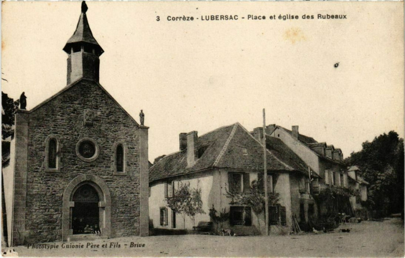 Carte postale ancienne Lubersac - Place et Eglise des Rubeaux à Lubersac